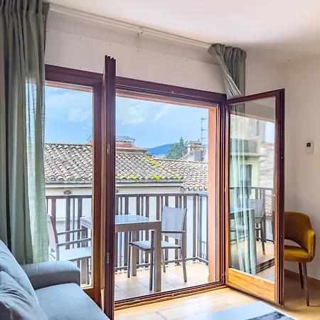 Jacint, Apartment